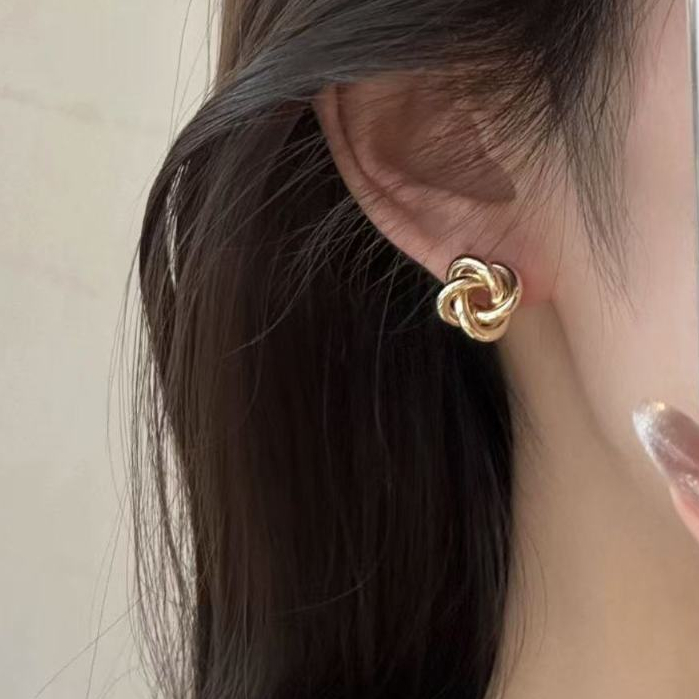 S925 เงินสเตอร์ลิง Retro Gold Twist ต่างหูผู้หญิงสไตล์ใหม่หรูหรา Niche Design ประณีตต่างหูเฉพาะ