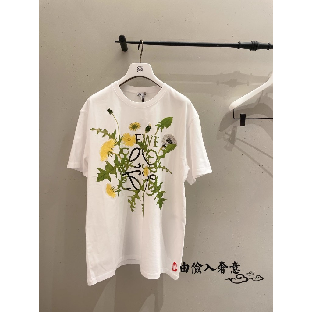 Loewe/loewe Dandelion Flower พิมพ์ลายโลโก้ตัวอักษรรอบคอลําลองแขนสั้นผู้ชายเสื้อยืดผู้หญิง