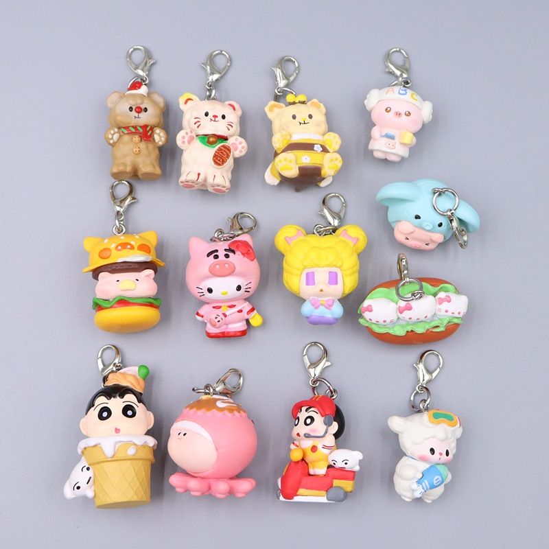1 ชิ้นอะนิเมะ Crayon Shin-chan พวงกุญแจผึ้งน้อย Hello Kitty Hamburg หมู Mini DIY พวงกุญแจกระเป๋าเป้สะพายหลังตกแต่ง PVC ตัวเลขการกระทําตุ๊กตาของเล่น
