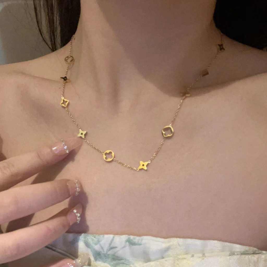 คลาสสิกสไตล์ญี่ปุ่นเกาหลี Classy Elegant Hollow Four-leaf Clover Design สี Retention สร้อยคอเหล็กไทเทเนียม Clavicle Chain
