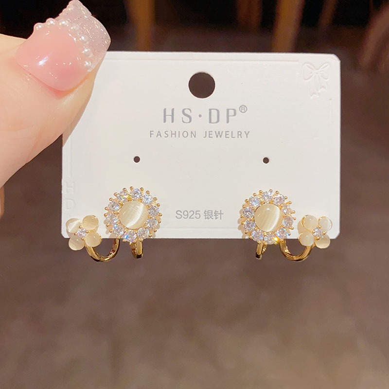 ต่างหูดอกไม้หินตาแมวความรู้สึกสูงสําหรับผู้หญิงสตั๊ดหูเพทายที่สวยงามประกายแวววาว