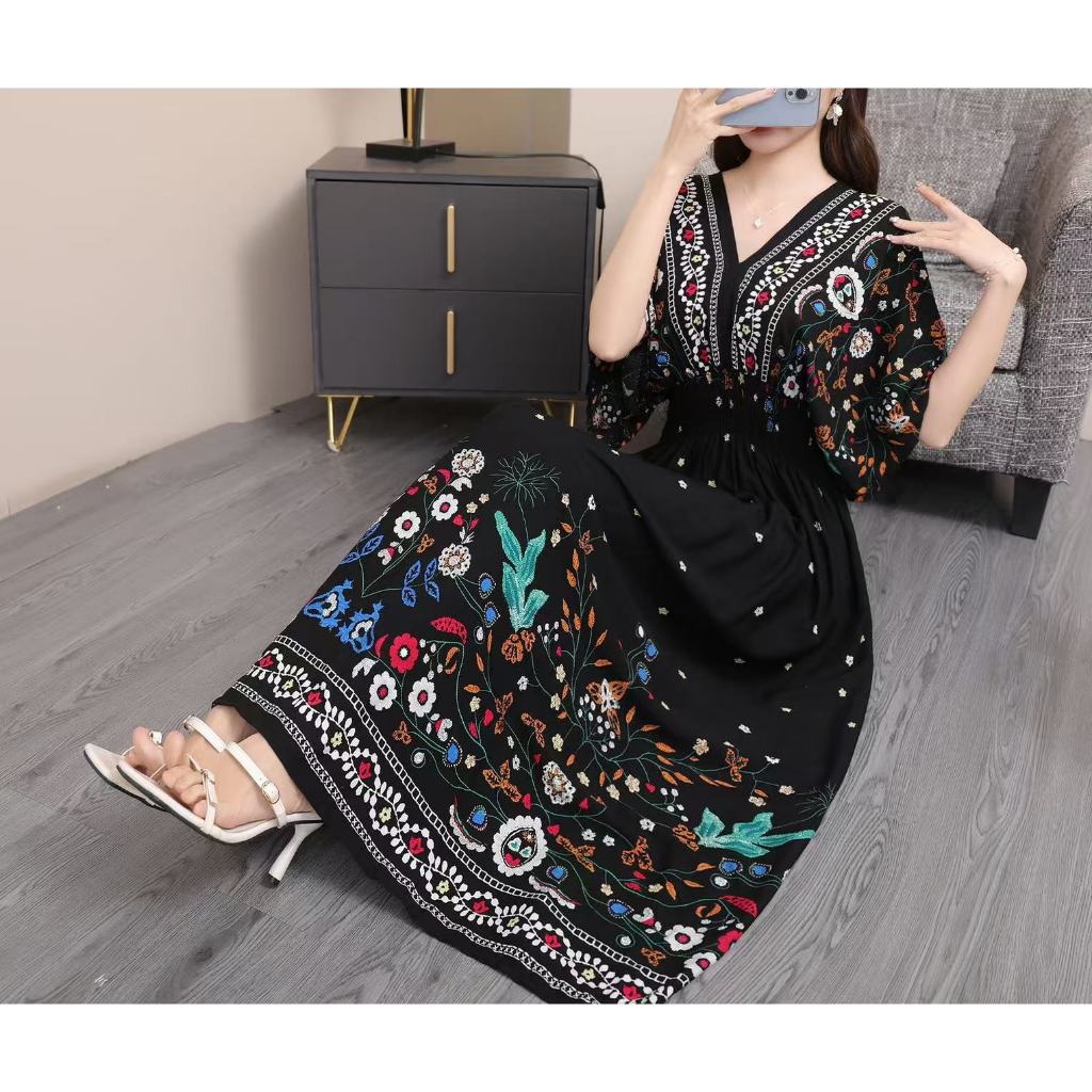 โบฮีเมียนดอกไม้แฟชั่นชุดฤดูร้อน2025ผู้หญิง แมกซี่ ยาวชายหาดฮาวายวันหยุดท่องเที่ยวเสื้อผ้าอินเดียลําลองเกาหลี เสื้อผู้หญิง สไตล์ผ้าฝ้ายสีดําผ้าลินินชุดเย็