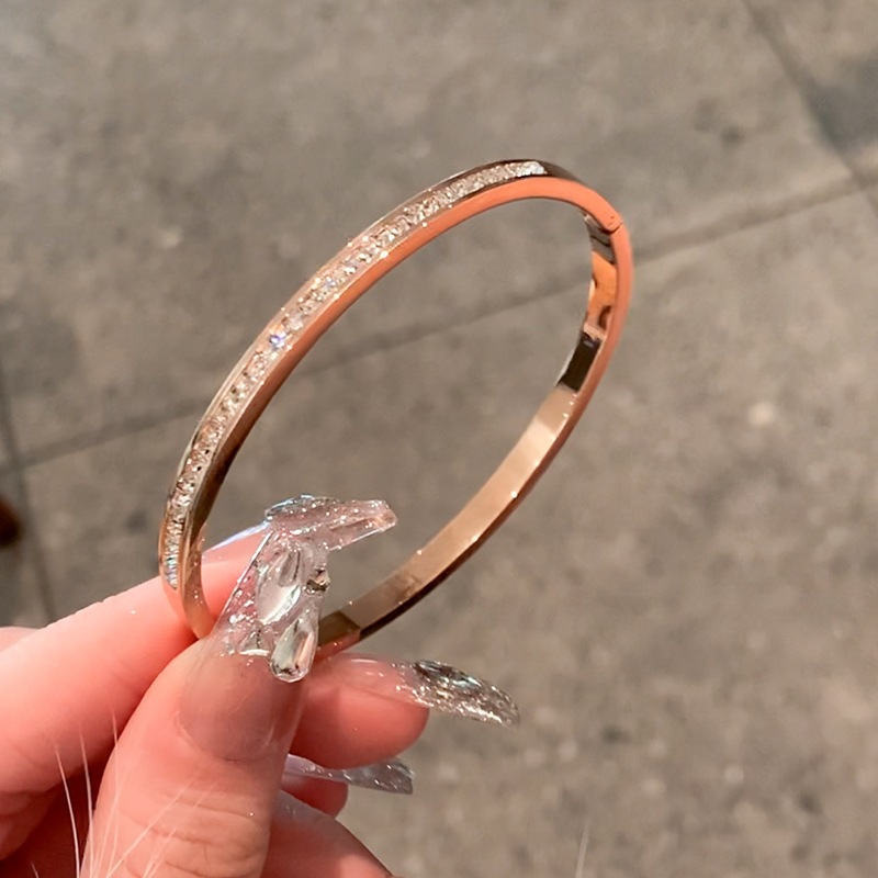 สร้อยข้อมือเหล็กไทเทเนียม สำหรับผู้หญิง ขนาดกะทัดรัด มีเอกลักษณ์ น้ำหนักเบาหรูหรา - รูปที่ 4