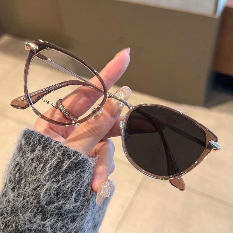 [ ZM ] แว่นกันแดด แว่นตาสายตาสั้น 0°-600° Cat eye กรอบกระจก ดวงอาทิตย์เปลี่ยนสีได้ 5 วินาที เลนส์ซุปเปอร์ออโต้ UV99% ตัวกรองอัตโนมัติ 310