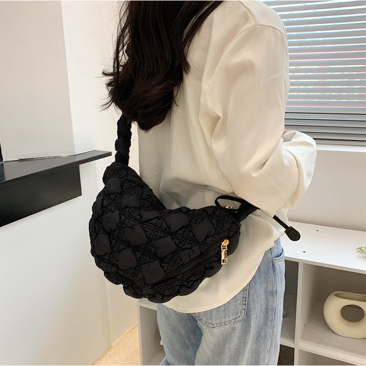 พร้อมส่ง อเนกประสงค์เมฆจีบกระเป๋าใบใหญ่ผู้หญิงสบายๆความจุขนาดใหญ่กระเป๋าเกี๊ยวกระเป๋าสะพายข้าง