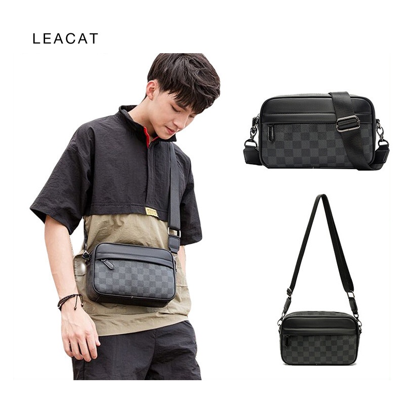 Leacat กระเป๋าสะพายขนาดเล็กสําหรับผู้ชายสีดําหนัง Pu กระเป๋าสะพายข้าง Messenger กระเป๋าสะพายตารางแฟชั่นฤดูร้อนเกาหลีกระเป๋าด้านข้าง
