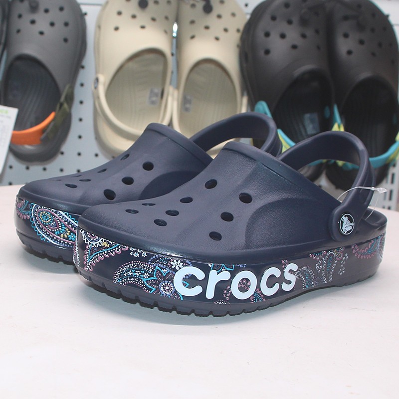 100% original crocs รองเท้าผู้ชายรองเท้าแตะผู้หญิงขนาดใหญ่ 206233