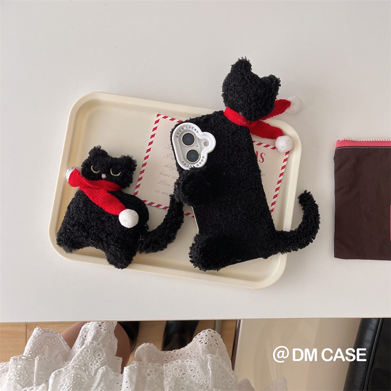 เคสโทรศัพท์ แอปเปิล แอร์พอด เคสป้องกัน ไอโฟน 16 15 เหมาะสําหรับ แอปเปิล 14 13 12 มือโปร สูงสุด แมวดําน้อยเคสหูฟังน่ารักเฉพาะฤดูใบไม้ร่วงฤดูหนาวตุ๊กตาช็อกทนฉนวนกันความร้อนผ้าฝ้ายอินเทรนด์แฟชั่นคู่สไตล์ป