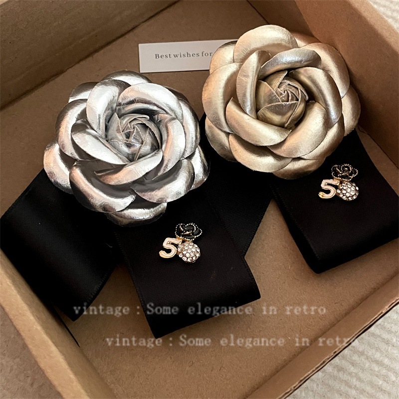 Gold Silver สุภาพสตรีหนังฝรั่งเศส Camellia Bow Tie เข็มกลัด