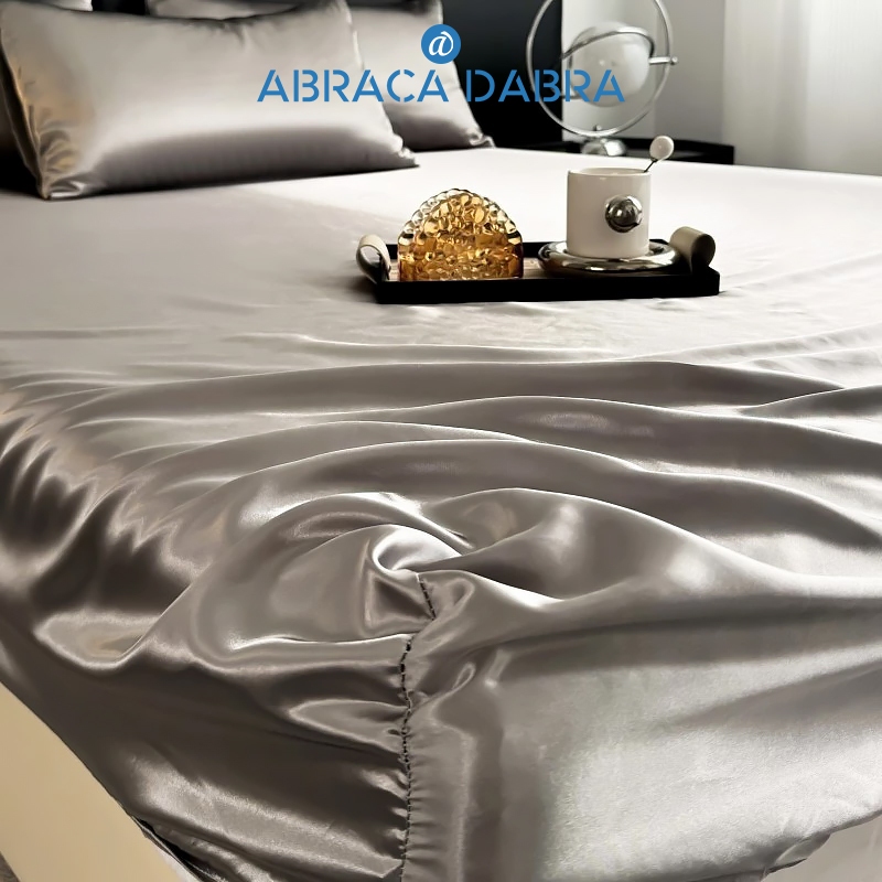 Abraca Dabra ผ้าปูที่นอนรัดมุมซาติน ผ้าปูที่นอนผ้าไหมธรรมดานุ่มพร้อมยางยืดหยุ่น (ไม่มีปลอกหมอน) 3 ฟุต/3.5 ฟุต/5 ฟุต/6 ฟุต