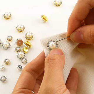 100 ชิ้น Rhinestones พร้อม Claw สําหรับเย็บปักถักร้อย Flatback Pearl ปุ่มลูกปัดเย็บบนเสื้อผ้าอุปกรณ์เสริมสําหรับ DIY