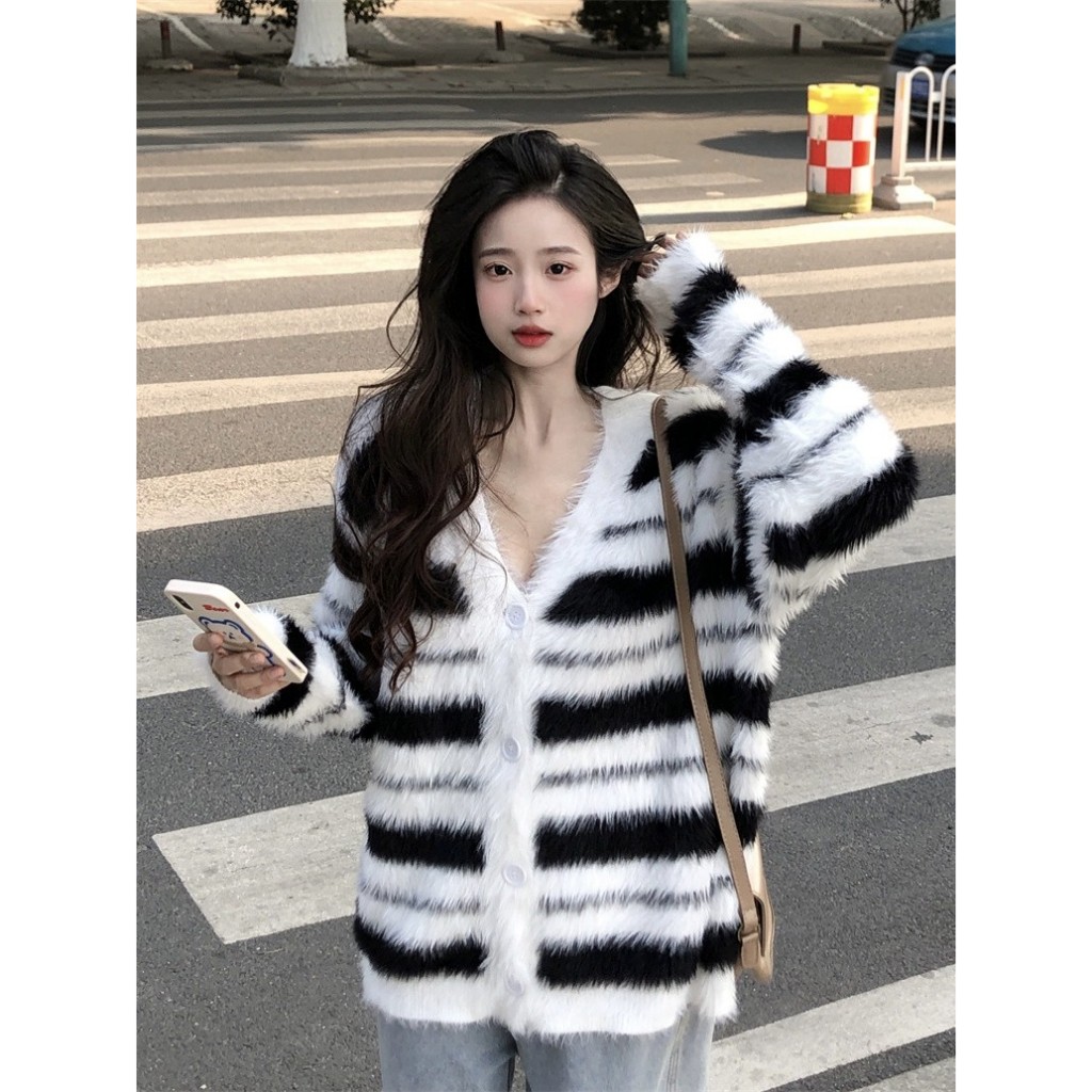 NZN สีดําและสีขาวลายมิงค์ขนแกะเสื้อกันหนาวผู้หญิงฤดูหนาวใหม่คอวีหลวมแขนยาวถักคาร์ดิแกนด้านบน