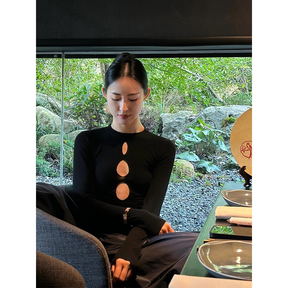 สไตล์สาวเผ็ดสีดํากลวงออกเสื้อคอกลมฐานด้านบน, ผู้หญิงสลิมฟิตและสลิมมิ่งแขนยาวเสื้อยืด