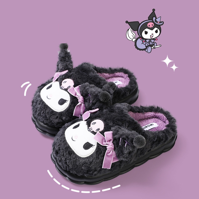SANRIO ซานริโอ ทํานอง คุโรมิ รองเท้าแตะผ้าฝ้ายสําหรับผู้หญิง 2024 ฤดูหนาวตุ๊กตาอบอุ่นการ์ตูนรองเท้าบ้าน