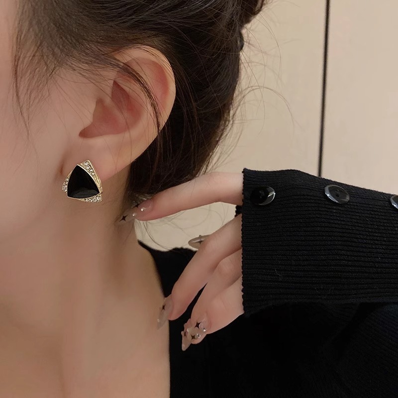 T Classy Geometric สามเหลี่ยมต่างหูหญิง 2024 สไตล์ใหม่ High-End แฟชั่น All-Match
