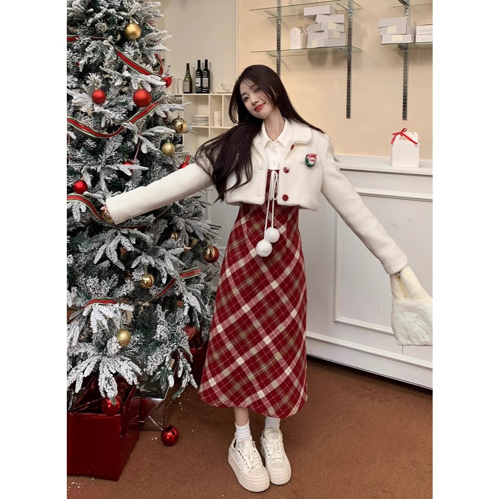 ผู้หญิงอินเทรนด์ S ฤดูใบไม้ร่วงฤดูหนาว Ensemble Featuring Red Checkered Dress และ Warm Coat