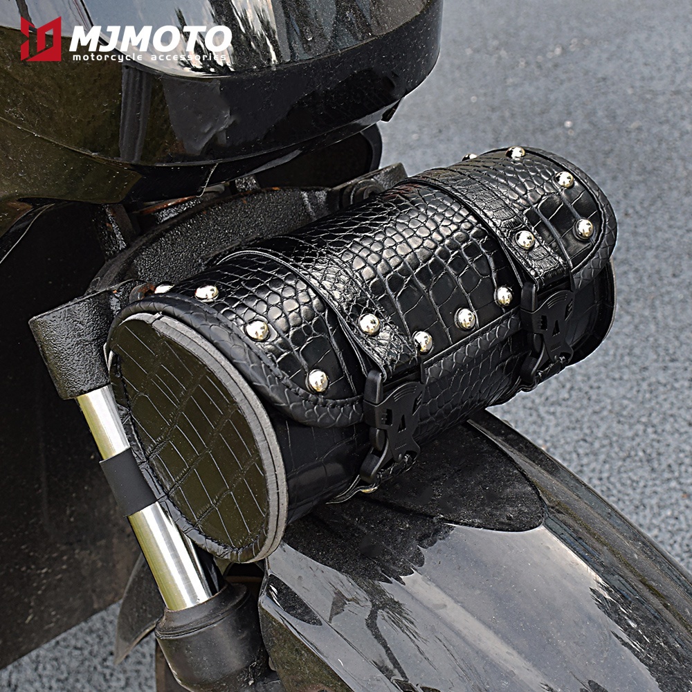 Retro PU หนังรถจักรยานยนต์กระเป๋าลายจระเข้กันชนทรงกระบอกด้านข้างกระเป๋า Cruiser Vintage รถจักรยานยนต์ด้านหน้ากระเป๋า Quick Buckle