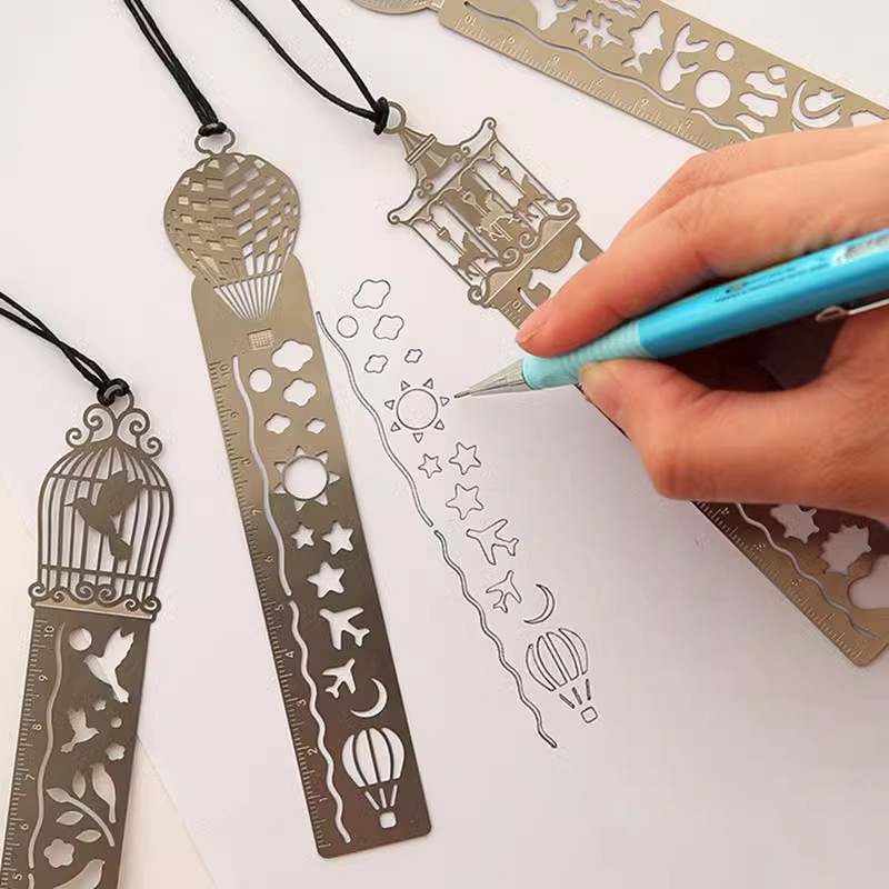 โลหะไม้บรรทัดที่คั่นมัลติฟังก์ชั่กลวงแกะสลักตรงไม้บรรทัดที่สวยหรูวาดภาพวาดแม่แบบนักเรียนเครื่องเขียนของขวัญ