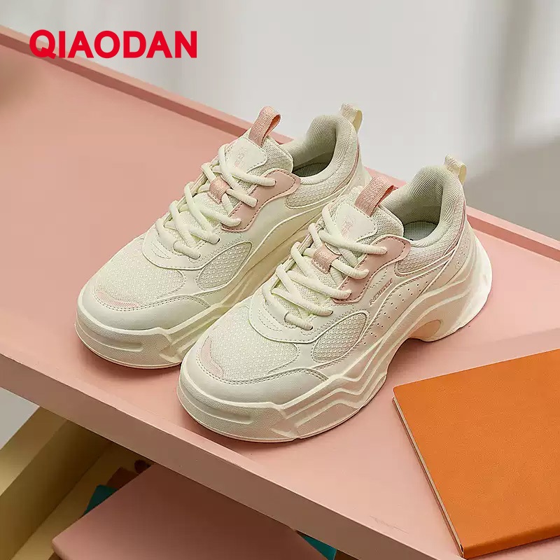 Qiaodan รองเท้าลําลองผู้หญิงพื้นหนากีฬาเพิ่มความสูงน้ําหนักเบา Soft Sole Trend XM26240311