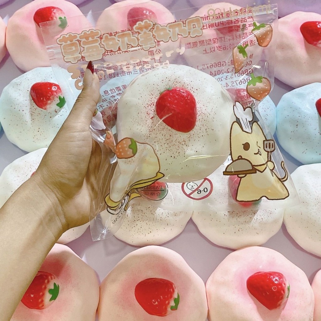 Squishy เค้กสตรอเบอร์รี่นมกลิ่นน่ารักบีบช้าฟื้นตัวช้าบรรเทาความเครียดของเล่นในกระเป๋าสําหรับสาวเด็กวัยรุ่น