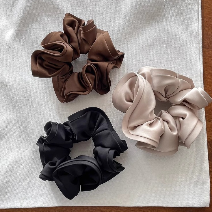 สีดําซาติน Scrunchy แหวนผม Influencer 2024 สไตล์ใหม่เชือกผมหญิง Ponytail Ball Headdress