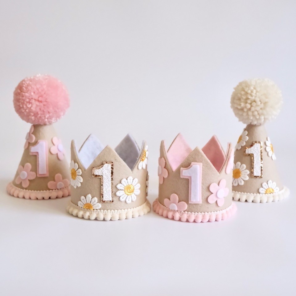 Daisy Boho 1st Birthday Crown สีชมพูครีมสีขาว Daisy สําหรับ Baby Shower Party หมวก First เก่า Headwear Photo Props