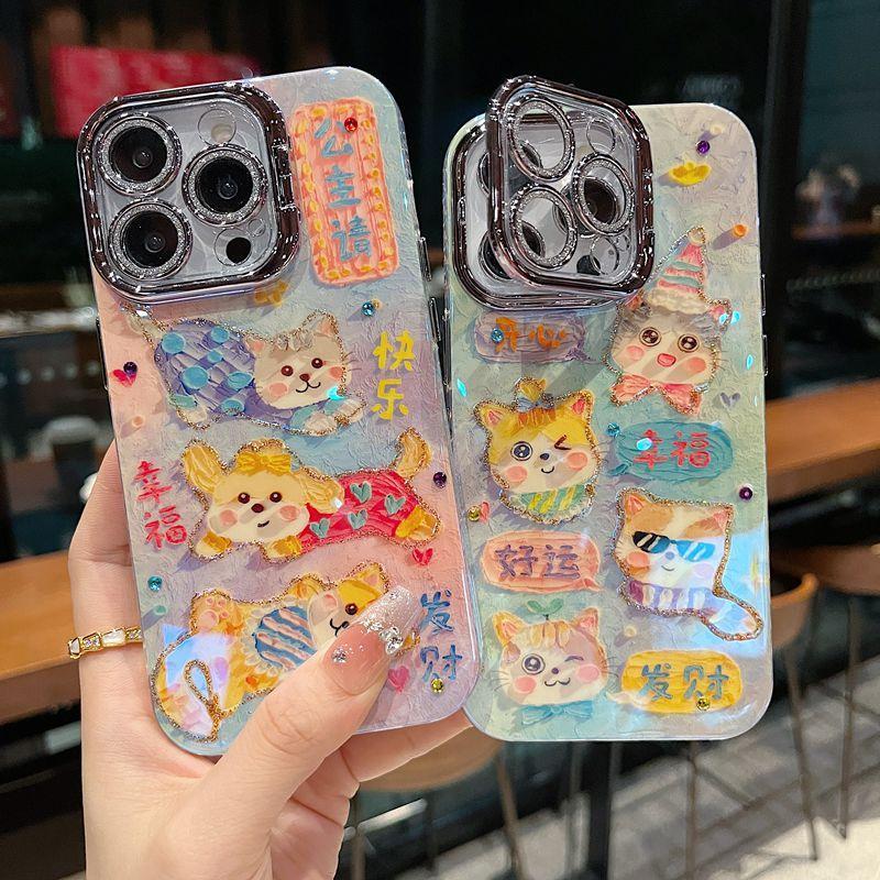 ขอให้โชคดี ความสุข เคสพลอยเทียมแมวน้อย ติดตั้งเคสฟิล์มเลนส์พลิก เคสซีรีส์ไอโฟน เหมาะสําหรับเคส ไอโฟน 16โปรแม็กซ์ 15โปรแม็กซ์ 14โปรแม็กซ์ 16 15 14 13 ปลอก