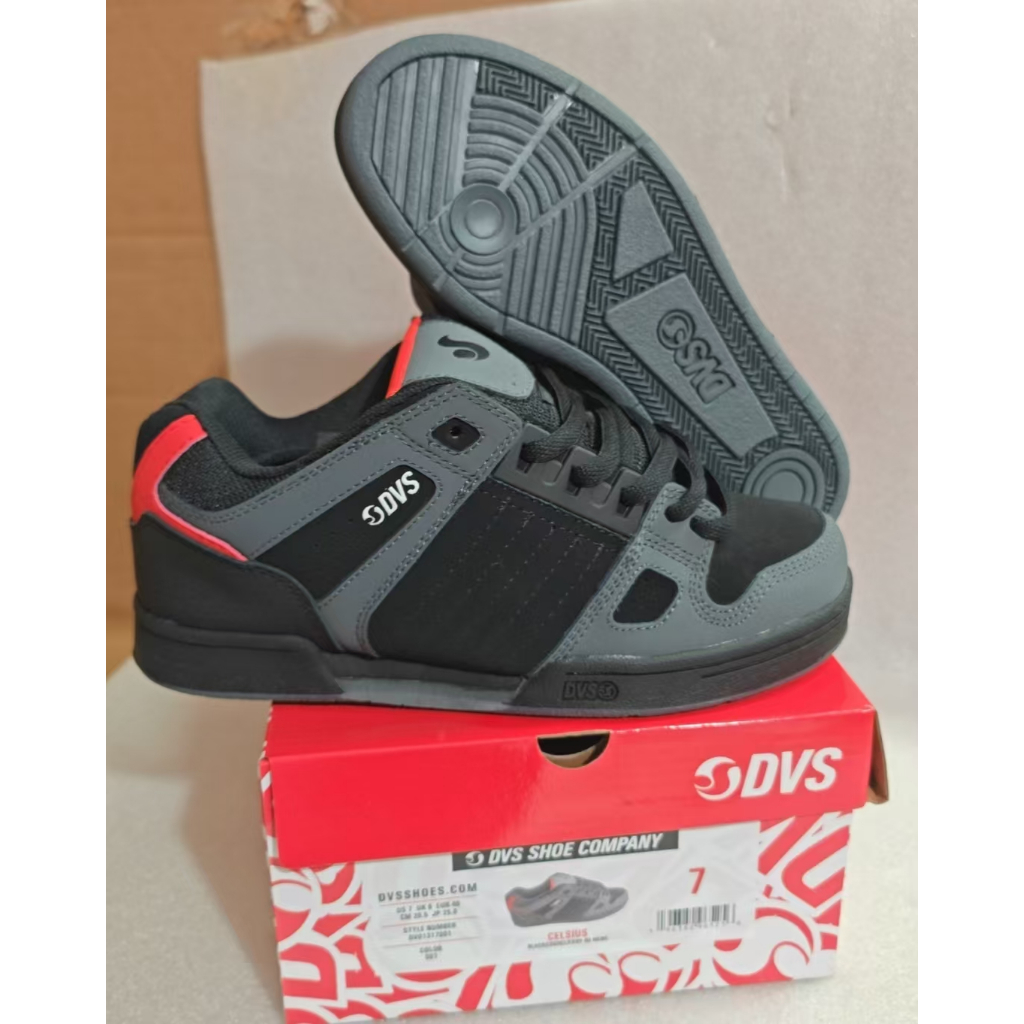 DVS รองเท้าสเก็ตบอร์ด Street Globe Nubuck สีดํา/เทา/แดง สําหรับผู้ชาย สไตล์ฮิปฮอป พื้นยางเหนียว