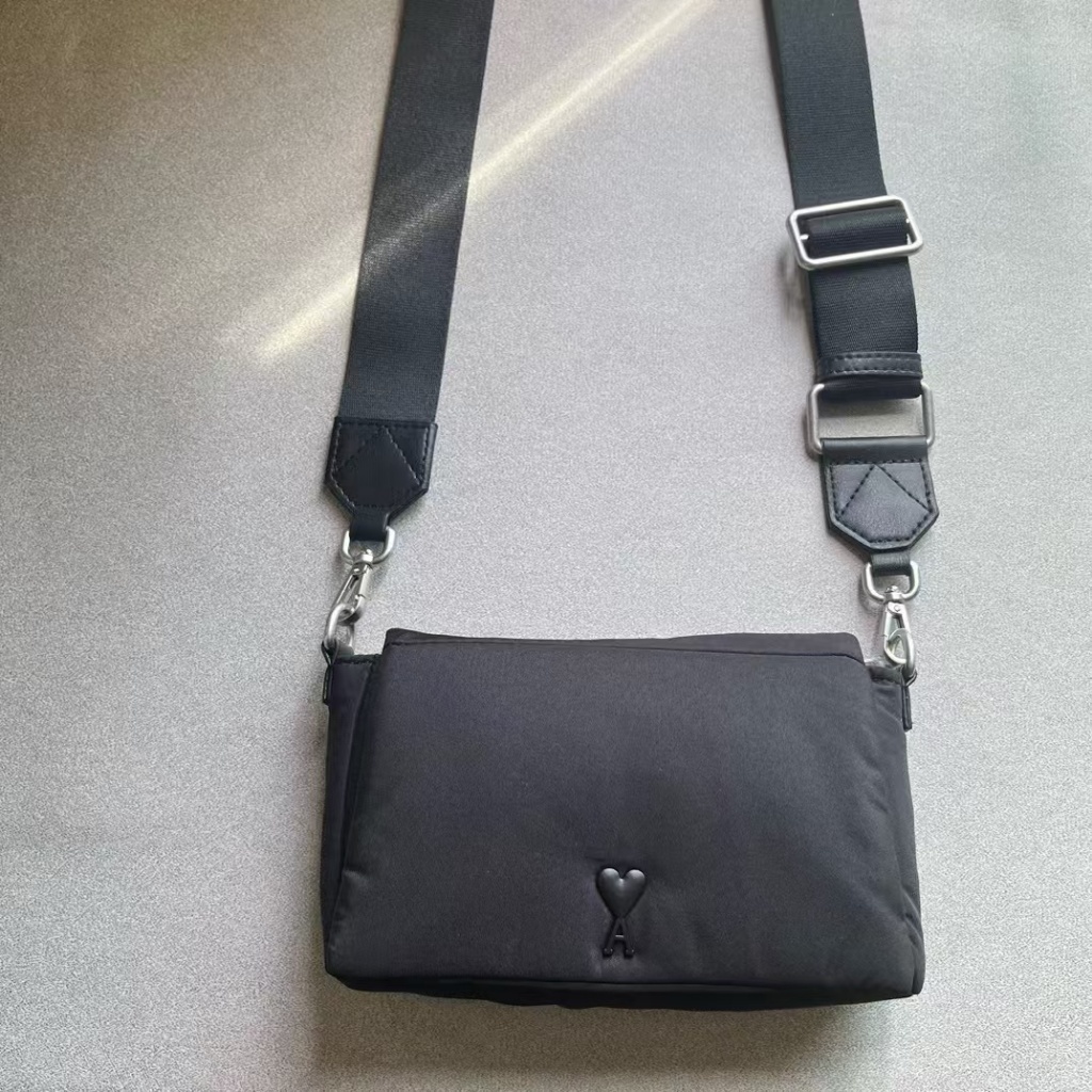 AMI กระเป๋าสะพายผู้ชายผู้หญิงสไตล์เดียวกันกล่องอาหารกลางวัน Love Casual Messenger Bag Flap Messenger