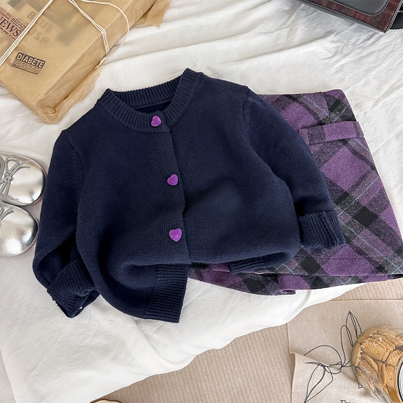 สาวฤดูหนาวเสื้อกันหนาวคาร์ดิแกน+ลายสก๊อต ก-เส้น กระโปรงเวอร์ชั่นเกาหลีแฟชั่นแฟชั่นเด็กกลางเด็กเล็กถักด้านบน