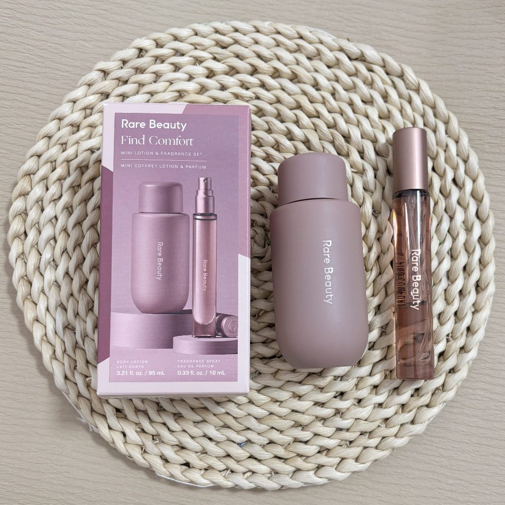 Rare Beauty โดย Selena Gomez Mini Find Comfort Lotion & Fragrance Set