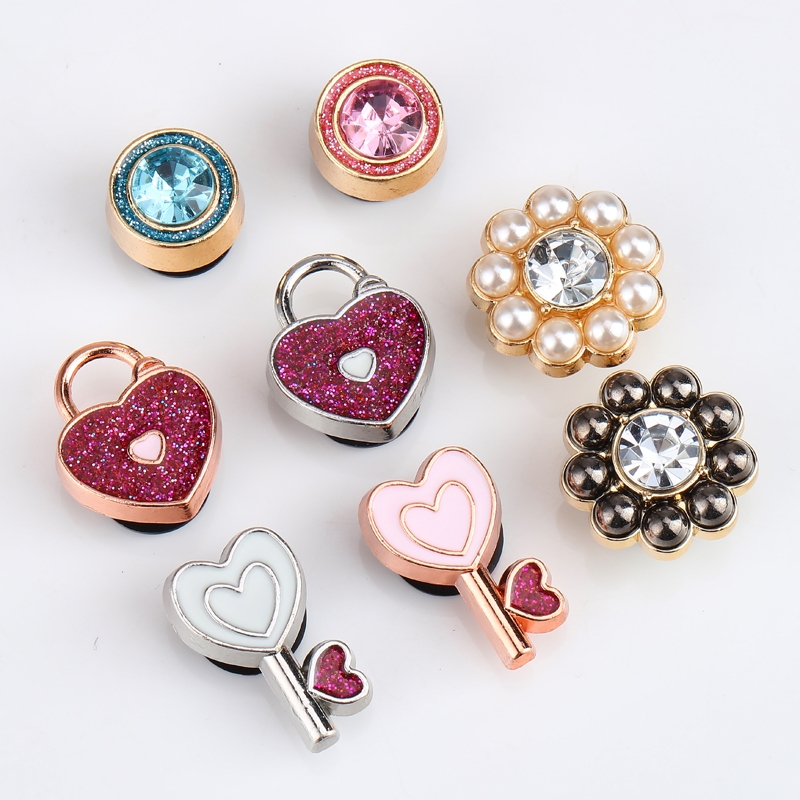 Crocs Hole รองเท้า Crocs อุปกรณ์เสริมรองเท้าดอกไม้ตกแต่งหัวเข็มขัดสไตล์ใหม่โลหะ Love Lock Key DIY รองเท้าหัวเข็มขัด Zhibixing