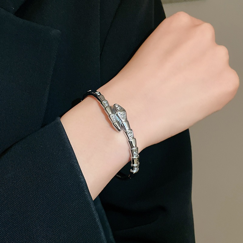 [จูวบิวตี้]เพทายงูขนาดเล็กข้ามเปิดสร้อยข้อมือยุโรปและสหรัฐอเมริกาคุณภาพสูงประณีตสร้อยข้อมือพร็อพการออกแบบความรู้สึกแสงหรูหราเครื่องประดับมือขายส - รูปที่ 7