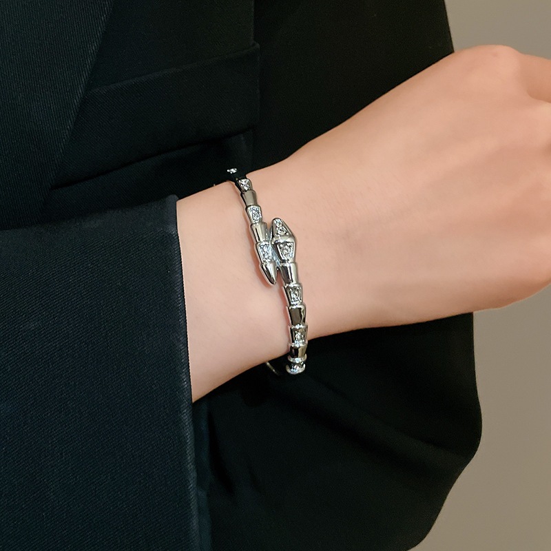 [จูวบิวตี้]เพทายงูขนาดเล็กข้ามเปิดสร้อยข้อมือยุโรปและสหรัฐอเมริกาคุณภาพสูงประณีตสร้อยข้อมือพร็อพการออกแบบความรู้สึกแสงหรูหราเครื่องประดับมือขายส - รูปที่ 4