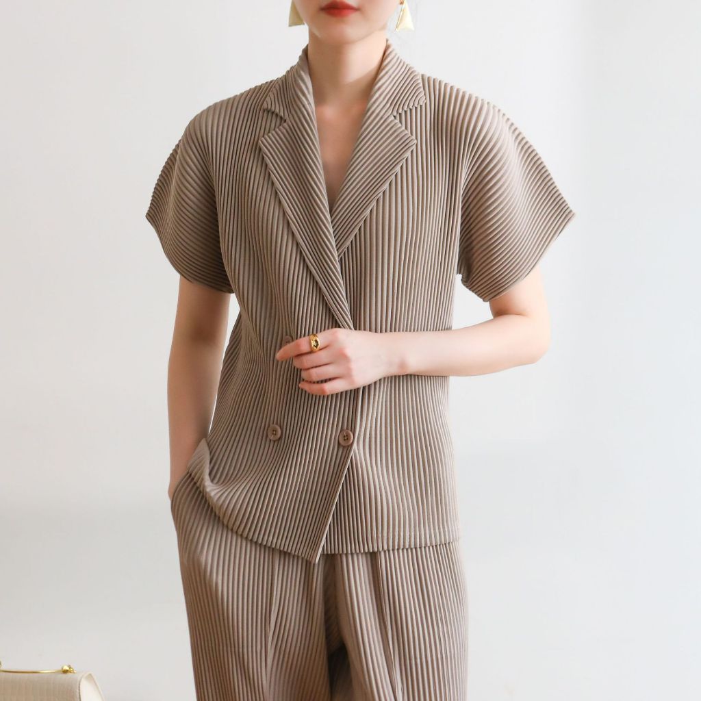 Miyake จีบคุณภาพสูง 2025 ฤดูร้อนสไตล์ใหม่ High-End จีบสไตล์อังกฤษ Commuter Slim-fit Double-Breasted เสื้อยืด