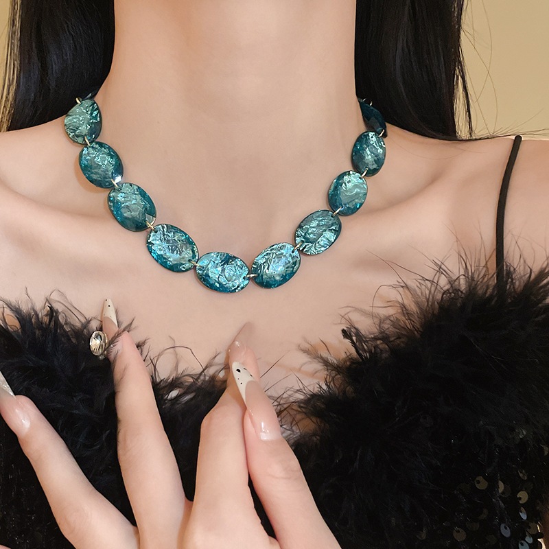 [จูวบิวตี้]สร้อยคอเรซิ่นรูปไข่วินเทจฤดูใบไม้ร่วงและฤดูหนาวความรู้สึกดีลักซ์โซ่กระดูกไหปลาร้าที่เรียบง่ายกับสร้อยคอสไตล์วันหยุดใหม