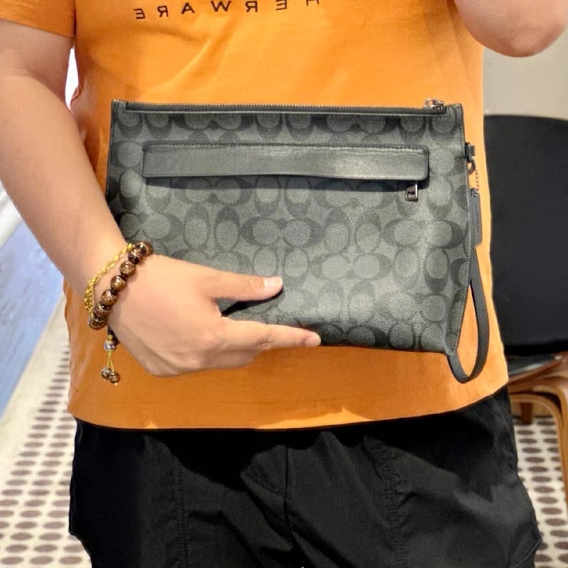 ของแท้ 100% COAC * กระเป๋าผู้ชายแฟชั่นคลาสสิกใต้วงแขนกระเป๋าข้อมือกระเป๋าคลิปกระเป๋าคลัทช์ F29508