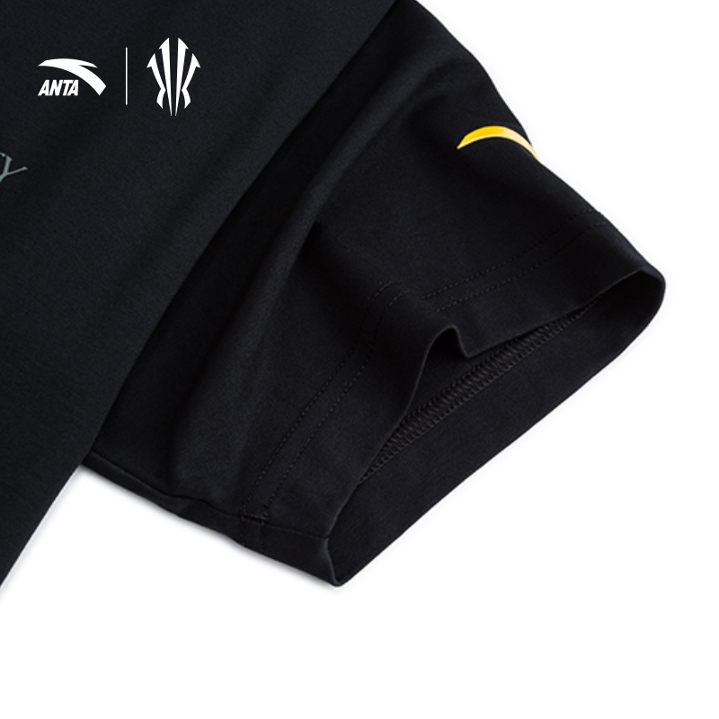ANTA Unisex Kyrie Irving KAI T-shirt เสื้อสโลแกนแฟนบาสเกตบอล วัฒนธรรมบาสเกตบอล นุ่มสบาย 172431122