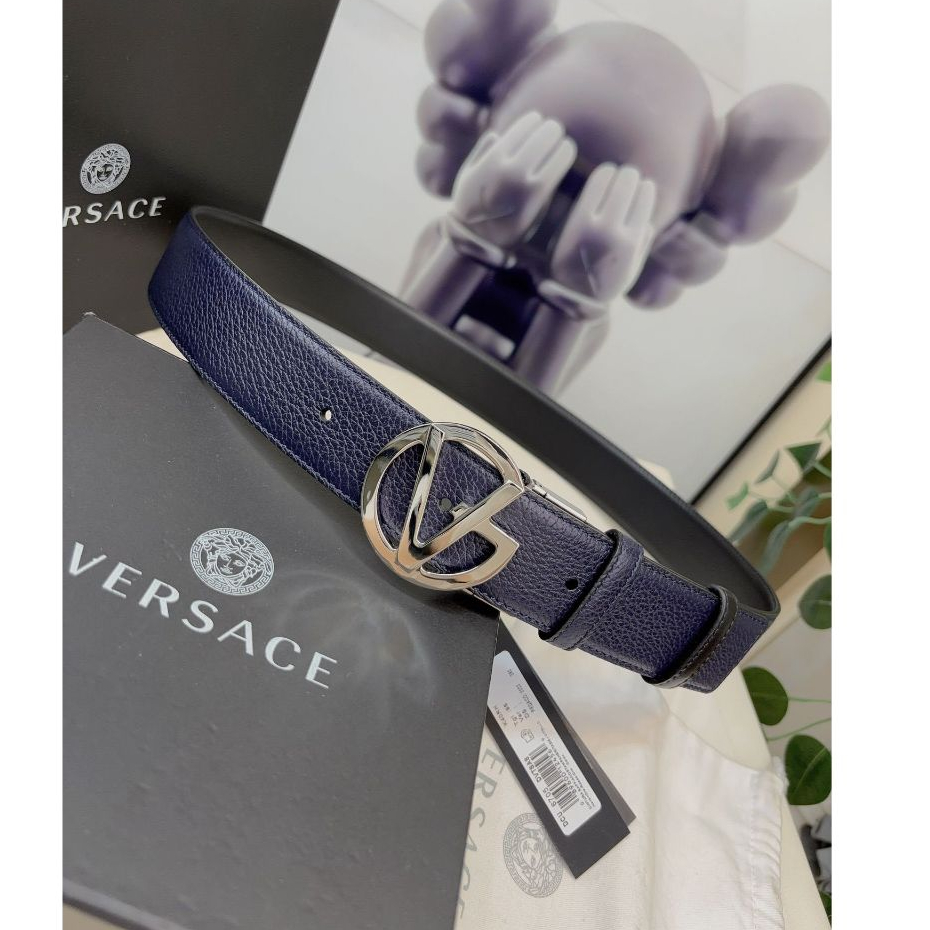V * e * r * s * a * c * e เข็มขัดผู้ชายแบบพลิกกลับได้หนังลูกวัวและรูหัวเข็มขัดรูปตัว v Medusa กว้าง 4.0 ซม.
