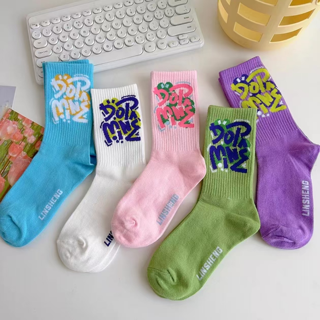 ถุงเท้าสตรีท ข้อยาว ลายกราฟฟิตี้ ผ้าCOTTON สีพื้น ผ้ายืด หลากสีStreet Style White Socks Graffiti Stockings