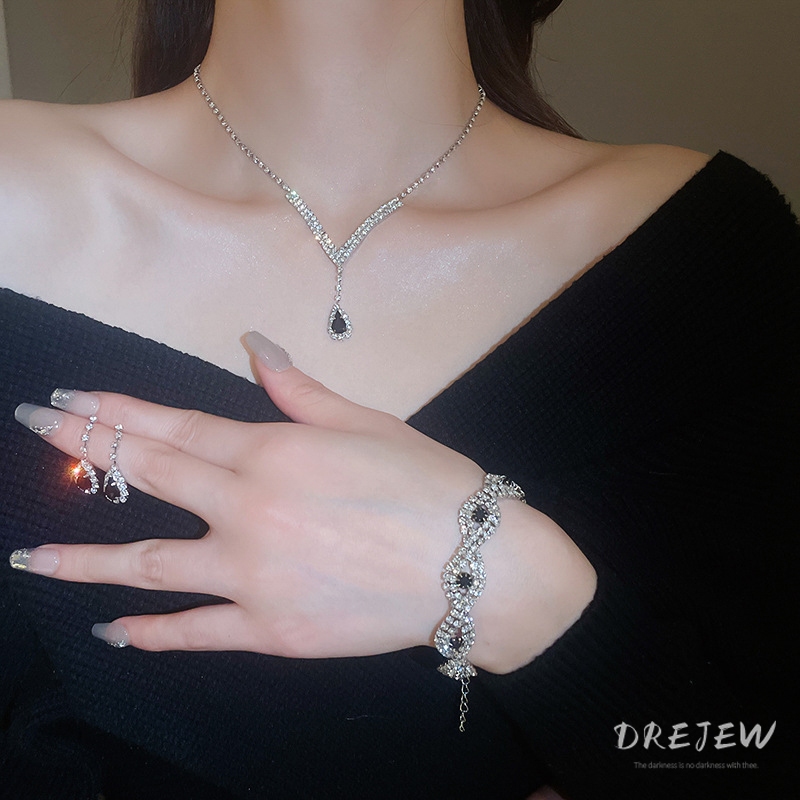 เดรช 4 ชิ้น ชุดสร้อยคอและสร้อยข้อมือต่างหูหล่นเพชร