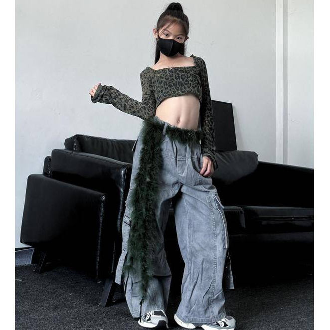 [KeDaYa] พร้อมส่ง กางเกงคาร์โก้สีเทาสไตล์เกาหลีพร้อมเข็มขัดตกแต่งขนนก เสื้อครอปแขนยาวลายเสือวินเทจอเมริกัน เสื้อเกาะอกสีดำ ชุดฮิปฮอปเด็ก ชุดเต้นเด็ก Y2K OOTD