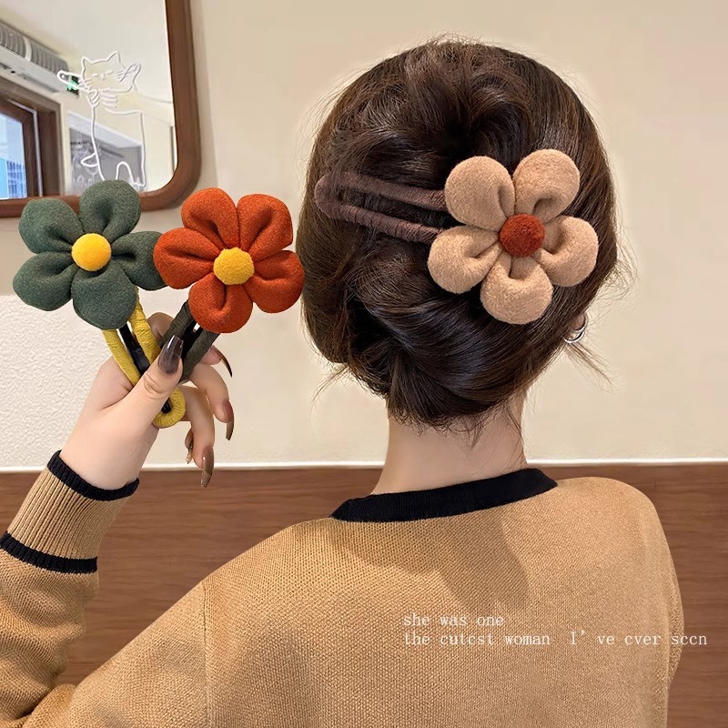 2024 ฤดูหนาวสไตล์ใหม่ตุ๊กตาดอกไม้กิ๊บติดผมความรู้สึกระดับไฮเอนด์คลิปแบน