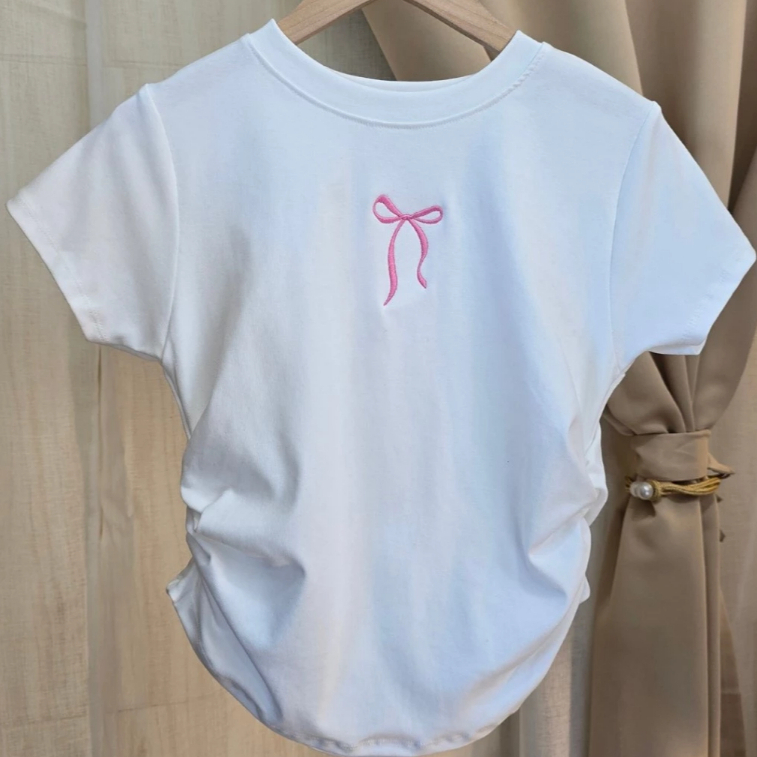 เสื้อยืดผอมสาวอวบสามารถสวมใส่ปักโบว์ใหญ่.หุ่นสวยสวมใส่เสื้อผ้าพรางเอวบางที่สุดจีบด้านข้างเย็บปักถักร้อยโบว์ใหญ่