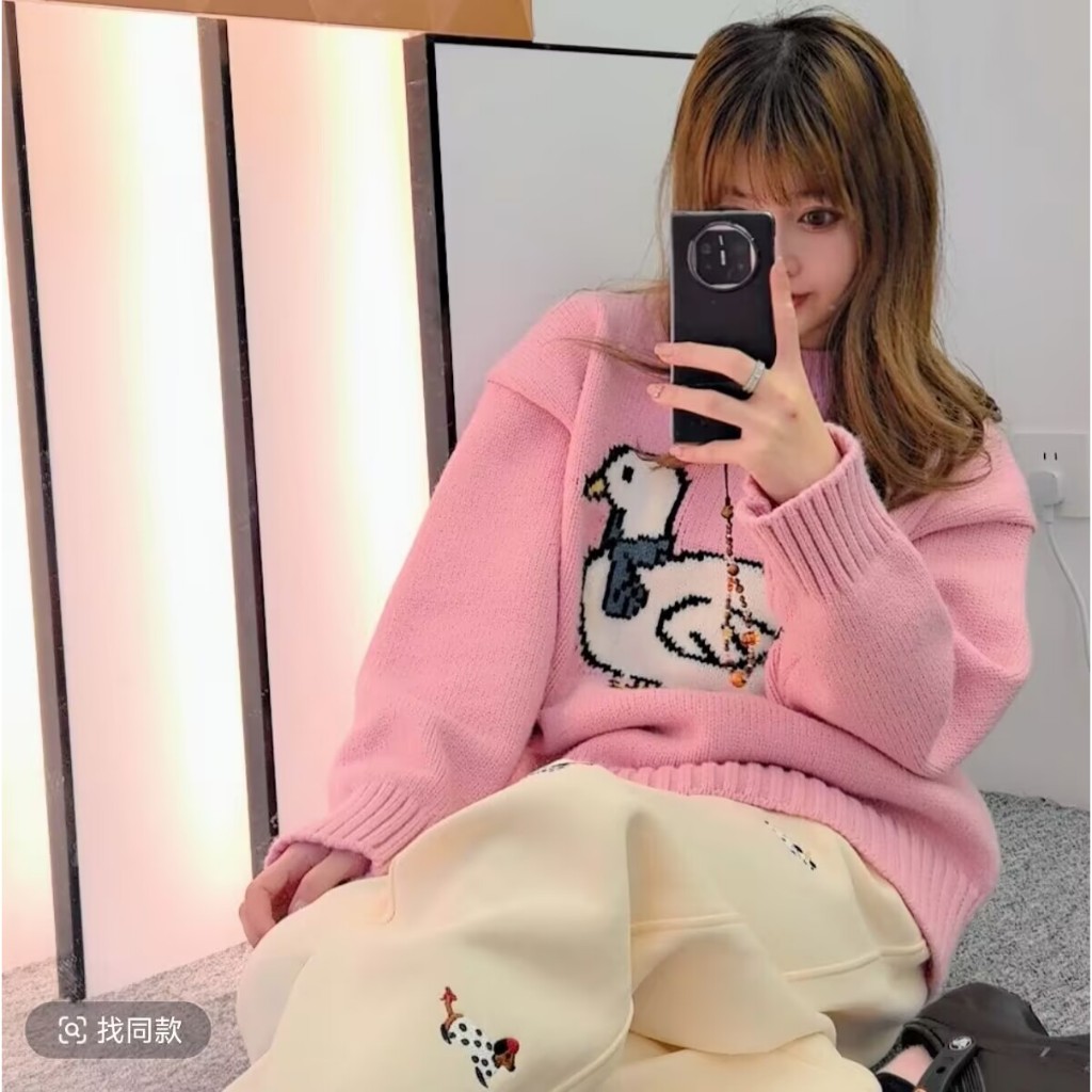 NZN เสื้อกันหนาวเป็ดสีชมพูเกาหลี เสื้อไหมพรมคอกลมสวมหัวเพื่อลดอายุและอเนกประสงค์ต่างประเทศด้านบน