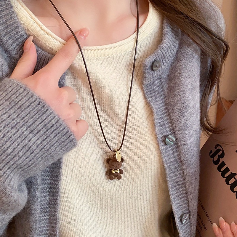 [Jewbeauty]Flocking หมีโบว์หนังเชือกจี้สร้อยคอฤดูใบไม้ร่วงและฤดูหนาวน่ารัก niche เสื้อกันหนาวอารมณ์ความรู้สึกอาวุโสสร้อยคอหญิง