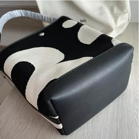 The Rally Shoulder Bag มาในถุงผ้าและถุงซับครบชุด ไม่ต้องรอไอเท็มนี้