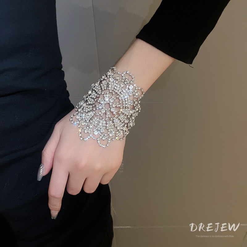 เดรเจว ดอกไม้หุ้มด้วยเพชรที่เป็นประกายสุด ๆ สร้อยข้อมือหลายสวมใส่พร้อมอารมณ์หรูหราเบาๆ