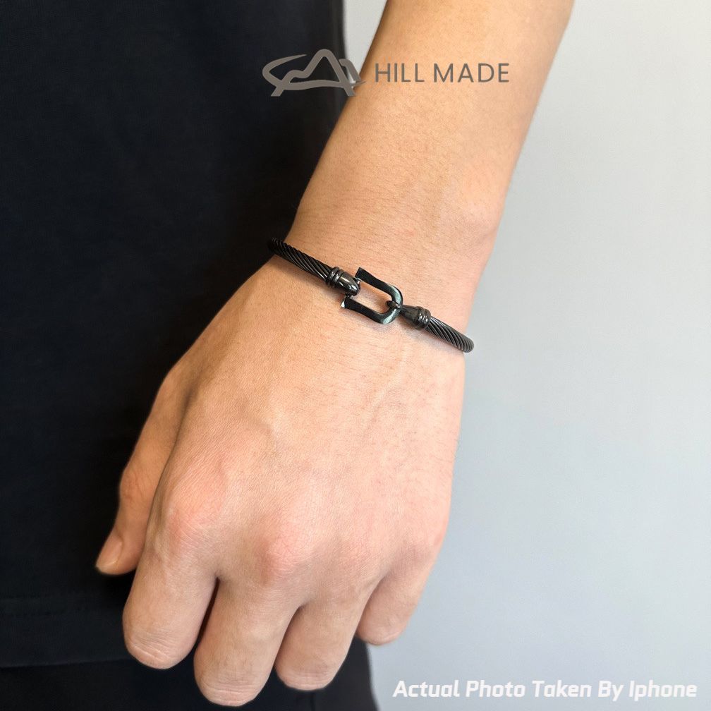 ตะขอเหล็กไทเทเนียมหัวเข็มขัดเปิดออกแบบสร้อยข้อมือคู่/สร้อยข้อมือผู้ชายเรียบง่ายสวมใส่ทุกวันของขวัญ อืม112