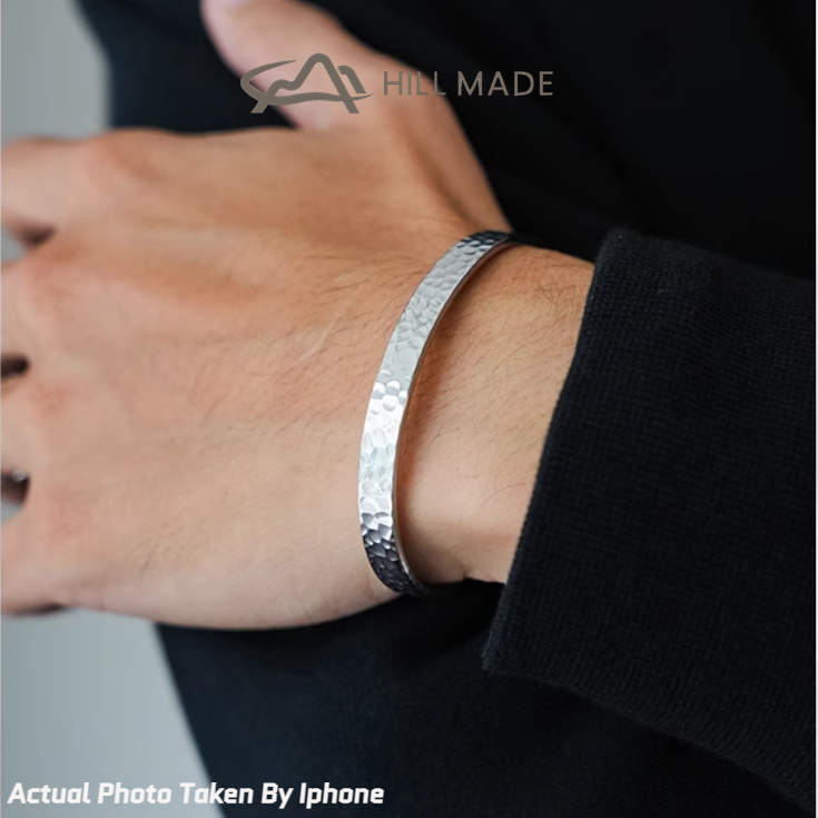 Hammered Texture กําไลข้อมือเหล็กไทเทเนียม/เรียบง่ายส่วนบุคคลอินเทรนด์อุปกรณ์เสริมสร้อยข้อมือผู้ชายของขวัญ HMB113 ราคาถูก Shopee Lazada